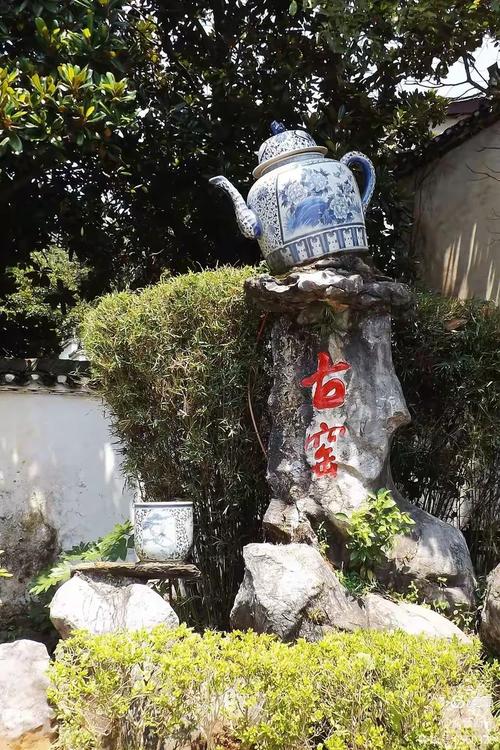 致美轩的左侧是风火仙师庙.风火仙师庙外面立着一座石牌坊,上面也